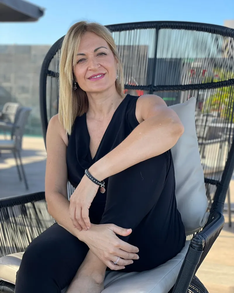 Eva Expósito sentada en una terraza al sol